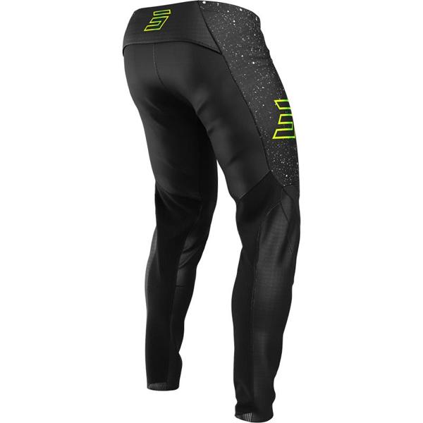 SHOT-pantalon-cross-contact-art-image-134702825-cover-1