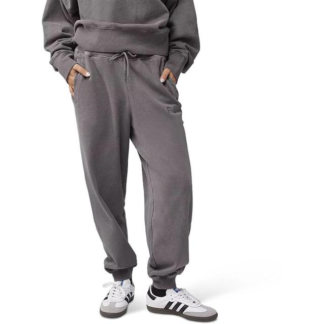 FOX-jogging-wordmark-lady-image-134318556-cover-2